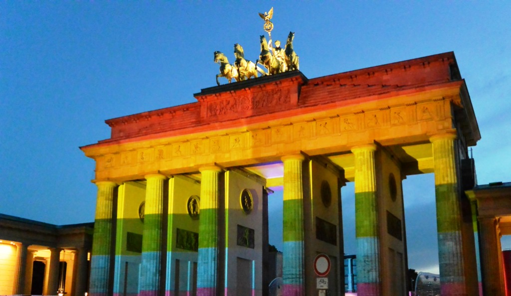 Das Brandenburger Tor in Regenbogenfarben